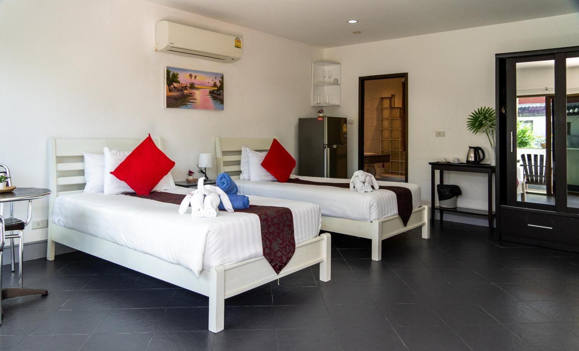 Deng'S Kamala Beach Guesthouse Exterior photo