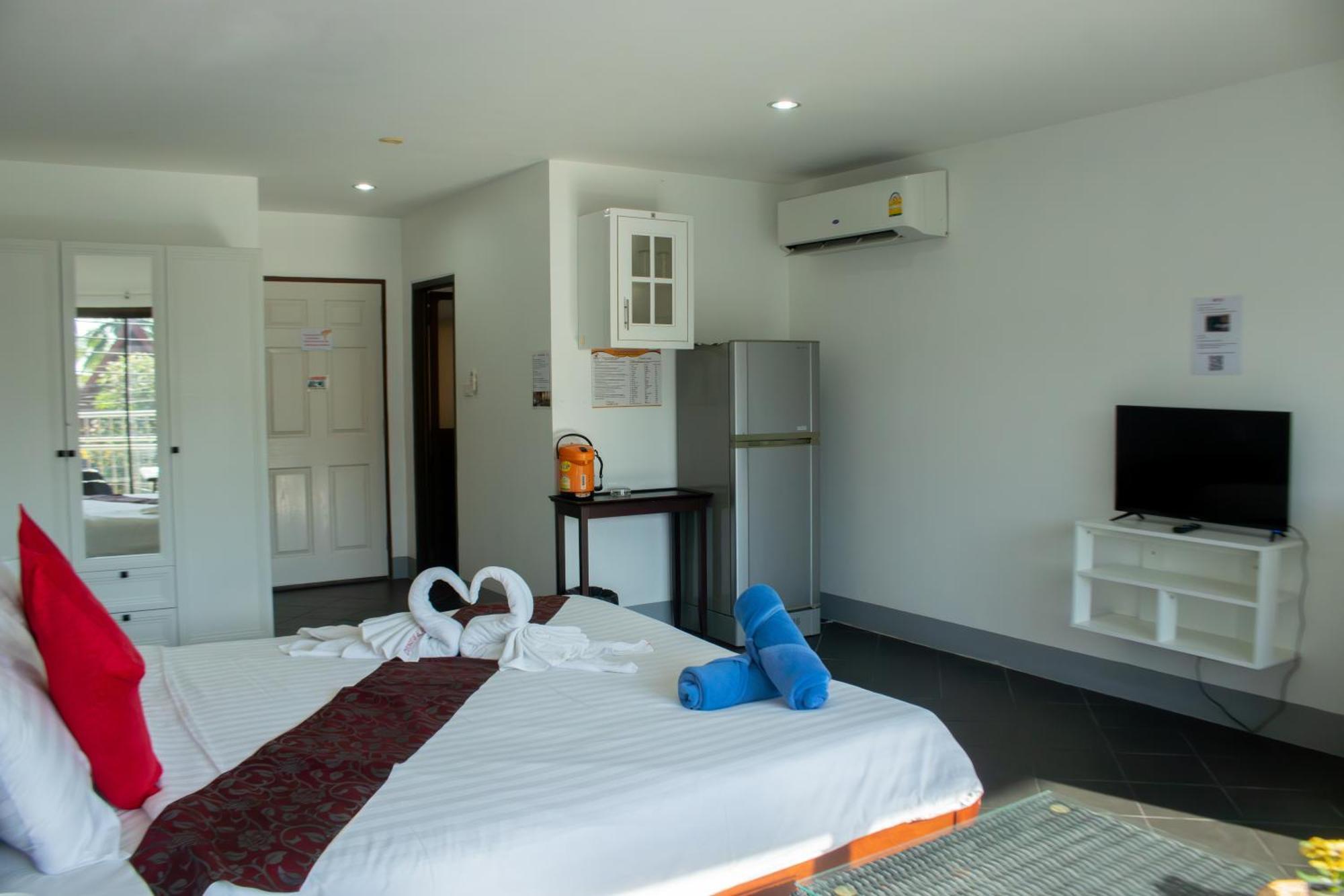 Deng'S Kamala Beach Guesthouse Exterior photo