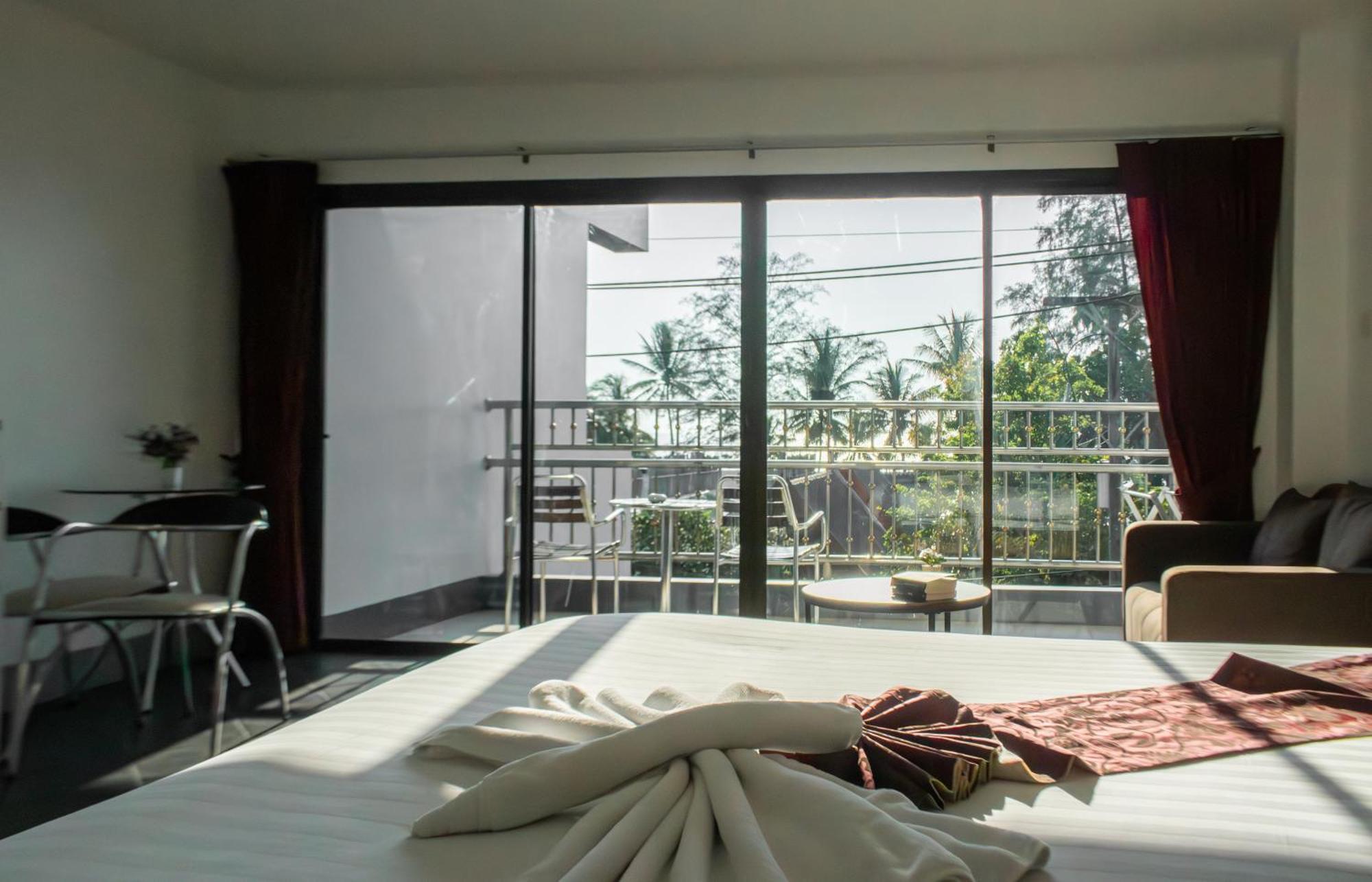 Deng'S Kamala Beach Guesthouse Exterior photo